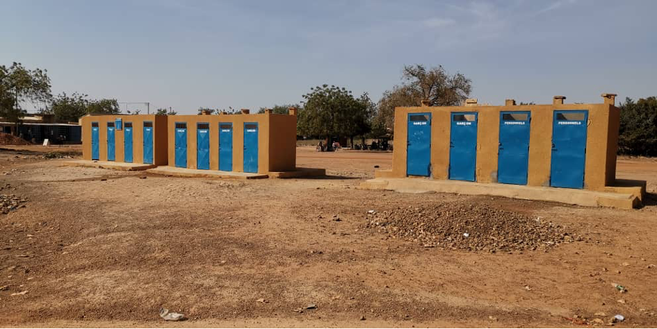 12 toiletten, inclusief handenwasgelegenheid